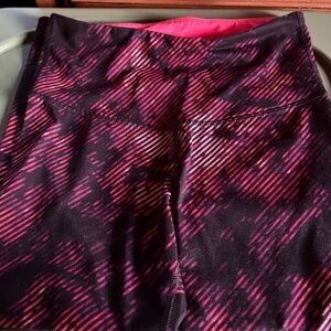 Old Navy Pink and Black Patterned Capri Leggings
